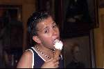 Volendam 20 juni 2000
Jan Smit met een ijsje
