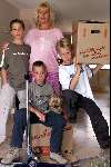 Amsterdam 28 juni 2000
Lyda van Leersum met haar 3 zoons voor de verhuizing naar Spanje.