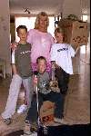 Amsterdam 28 juni 2000
Lyda van Leersum met haar 3 zoons voor de verhuizing naar Spanje.