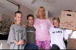 Amsterdam 28 juni 2000
Lyda van Leersum met haar 3 zoons voor de verhuizing naar Spanje.