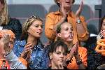 Rotterdam, 25 juni 2000   Euro 2000
Nederland-Yougoslavie, eindstand 6-1
Chantal v Woensel (l) en vriendin Michael Reiziger (r)
Europees Kampioenschap Voetbal 2000