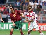 Amsterdam, 24 juni 2000    Euro 2000
Portugal-Turkije , eindstand 2-0
Nuno Gomes in duel met Alpay
Europees Kampioenschap Voetbal 2000