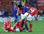 Rotterdam16 juni 2000 Euro 2000
Nederland-Denemarken, eindstand 3-0
Patrick Kluivert in duel met Michael Schjonberg 2 en Morten Bisgaard klemmen van de bal
Europees Kampioenschap Voetbal 2000