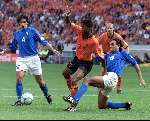 Amsterdam, 29 juni 2000   Euro 2000
Nederland-Italie, eindstand 0-0 ook na verlenging Italie wint na strafschoppen
Patrick kluivert mooie aktie  4 Demetrio Albertini
13 Alessandro Nesta