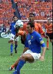 Amsterdam, 29 juni 2000   Euro 2000
Nederland-Italie, eindstand 0-0 ook na verlenging Italie wint na strafschoppen
Patrick kluivert mooie aktie
Europees Kampioenschap Voetbal 2000
