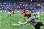 Amsterdam, 29 juni 2000   Euro 2000
Nederland-Italie, eindstand 0-0 ook na verlenging Italie wint na strafschoppen
Patrick kluivert mist strafschop in wedstrijd
Europees Kampioenschap Voetbal 2000