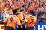 Rotterdam, 25 juni 2000   Euro 2000
Nederland-Yougoslavie, eindstand 6-1
Paul Bosvelt wordt gefeliciteerd met zijn voorzet door Patrick Kluivert, Frank de boer en Phillip Cocu
Europees Kampioenschap Voetbal 2000