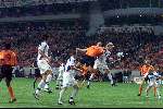 Amsterdam, 11 juni 2000
Euro 2000
Nederland-Tsjechie, eindstand 1-0 door penalty van Frank de Boer in de 89e minuut.
PHILLIP COCU in duel met Radek BEJBL
Europees Kampioenschap Voetbal 2000