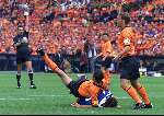 Rotterdam, 25 juni 2000   Euro 2000
Nederland-Yougoslavie, eindstand 6-1
Phillip Cocu en Frank de Boer overtreding
Europees Kampioenschap Voetbal 2000