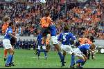 Amsterdam, 29 juni 2000   Euro 2000
Nederland-Italie, eindstand 0-0 ook na verlenging Italie wint na strafschoppen
Phillip Cocu kopbalaktie
Europees Kampioenschap Voetbal 2000