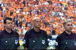 Amsterdam, 11 juni 2000
Nederland-Tsjechie, eindstand 1-0 door penalty van Frank de Boer.
Scheidsrechter Pierluigi Collina met zijn grensrechters Turgay Gudu en rechts Sergio Zuccolini
Europees Kampioenschap Voetbal 2000