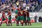 Amsterdam, 24 juni 2000   Euro 2000
Portugal-Turkije, eindstand 2-0
Nuno gomes met de twee doelpunten wordt gefeliciteerd door zijn teamgenoten
Europees Kampioenschap Voetbal 2000