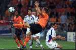 Amsterdam, 11 juni 2000
Nederland-Tsjechie, eindstand 1-0 door penalty van Frank de Boer in de 89e minuut.
HET MOMENT, Ronald de Boer wordt aan zijn shirt getrokken en gaat graag tegen de grond en krijgt daardoor een penalty die door zijn broer Frank goed werd ingeschoten
Europees Kampioenschap Voetbal 2000