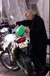 Den Haag 7 juni 2000
Rutger Hauer tijdens opnames film  The Room.    
Benzine tanken voor zijn motorfiets