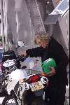 Breukelen 7 juni 2000
Rutger Hauer tijdens opnames the Room
met zijn motor