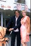 Weert 16 juni 2001
Emile Ratelband en zijn zwangere vriendin Sylvie bij bambino in Weert.
