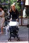 Amsterdam 15 juni 2001
Estelle Gullit aan het wandelen met haar zoontje Maxime