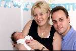 Fijnaart 25 juni 2001
Frans Bauer en zijn vriendin Mariska met hun zoontje Christiaan.