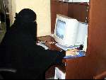 Dubai
Een arabische gesluierde dame achter de computer om te internetten en e-mails te versturen