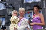 Den Bosch 29 juni 2001
Albert Verlinde en Onno Hoes trouwen.
Isa Hoes en Antonie Kamerling en hun zoontje Merlijn.