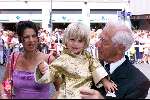 Den Bosch 29 juni 2001
 Albert Verlinden en Onno Hoes trouwen.
Isa Hoes met vader en hun zoontje Merlijn.