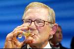Utrecht 9 november 2003
Premiere Mama Mia in Utrec ht
bjorn Ulvaeus  
pieter v vollenhoven met een glaasje champagne