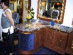 Dubai 7 Mei 2001
Het duurste en mooiste hotel van de wereld
Zes sterren hotel Burj Al Arab
Het gehele interieur van bladgoud  blauw marmer