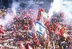 AJAX Supporters met veel vlaggen
Israelische vlag