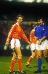 Adri v Tiggelen spelend voor het Nederlands elftal tegen Italie