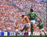 Berry v Aerle spelend voor het Nederlands elftal tegen Ierland tijdens het Europees Kampioenschap Voetbal in Duitsland 1988