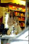 Amsterdam 12 juni 2002
Candy Dulfer shoppen Cornelis Schuytstraat