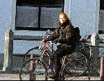 Leiden, 4 januari 1995
Emily Bremers op de fiets naar haar college