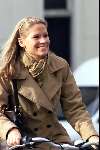 Den Haag 17 mei 2001
Emily Bremers op weg naar haar werk met de fiets