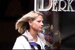 Den Haag 17 juli 1999
Emily Bremers shoppend en wandelend  l op een zaterdagochtend