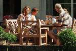 Emily Bremers met haar ouders een ontbijt nuttigend in de tuin in Brasschaat.
7 Juni 1996