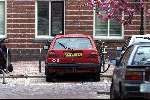 Den Haag 21 april 2000
Bloemen bij Emily Bremers op de Nieuwe schoolstraat 91
in Den Haag.
Emily haar auto