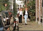 Den Haag, 26 september 1998
Emily Bremers met een vriendin wandelend erg opgelucht n abekendmaking van het eind van de relatie met Prins Willem Alexander