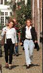 Den Haag 26 september 1998
Emily Bremers samen met een vriendin wandelend in Den Haag nadat bekend is geworden dat de relatie met Prins Willem Alexander voorbij zou zijn.