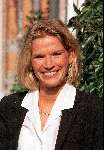 Den Haag 26 september 1998
Emily Bremers wandelend door Den Haag nadat bekend is geworden dat de relatie met Prins Willem Alexander voorbij zou zijn.