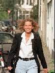 Den Haag 26 september 1998
Emily Bremers wandelend door Den Haag nadat bekend is geworden dat de relatie met Prins Willem Alexander voorbij zou zijn.