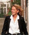 Den Haag 26 september 1998
Emily Bremers wandelend door Den Haag nadat bekend is geworden dat de relatie met Prins Willem Alexander voorbij zou zijn.
