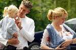 Hilversum 8 juni 2002
Esther Duller met baby en man en dochter
