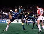 PSV-AJAX 1990
Hans v Breukelen wordt belaagd door Marciano vink rechts Popescu