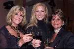 Amsterdam 2 oktober 2000
Modeshow Sheila de Vries in hotel l Europe.
Christine Kronenberg Christine v d Horst en Astrid Engels allen met een glaasje wijn