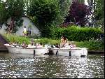 Sloepen die wachten bij de sluis De Vecht