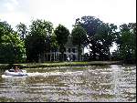 Villa aan de Vecht met jeugd die aan het varen is.
Sloepentocht