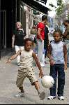 Amsterdam 3 juni 2003
dean gorre met zijn zoontje  voetballen  op pc hooftstraat