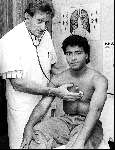 Dr. Arthur Wolf onderzoekt Romario