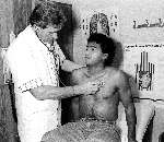 Dr. Arthur Wolf onderzoekt Romario
1989