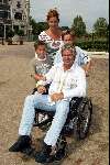 Kaatsheuvel 22 juni 2003
Opening nieuwe show in de efteling
Dries Roelvink in rolstoel met gezin